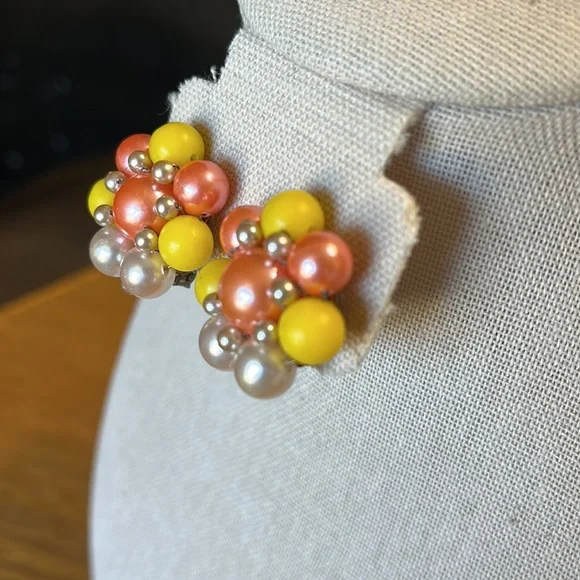 ✨ 3/$15 ✨Vintage Clip On Earrings Marked Japan - Picture 2 of 2